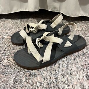 Women’s Chacos Size 9